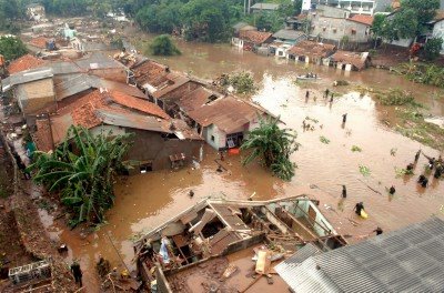 TANGERANG, 27/3- BANJIR BANDANG. Sejumlah personel TNI melakukan penyisiran di lokasi banjir bandang akibat  jebolnya tanggul Situ Gintung, Cirendeu, Tangerang, Jumat (27/3). Sampai berita ini diturunkan korban tewas mencapai 52 orang. FOTO ANTARA/Prasetyo Utomo/ss/NZ/09.