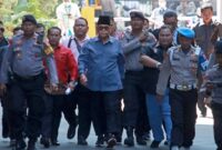 Pimpinan Pondok Pesantren Al Zaytun Panji Gumilang (tengah) berjalan saat akan menjalani pemeriksaan di Bareskrim Mabes Polri, Jakarta, Selasa (1/8/2023). Penyidik Direktorat Tindak Pidana Umum (Dittipidum) Bareskrim Polri memeriksa Panji Gumilang sebagai saksi dalam penyidikan kasus dugaan tindak pidana penistaan agama. ANTARA FOTO/Reno Esnir/foc.