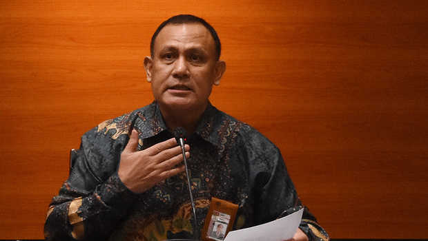 Ketua KPK Firli Bahuri (kedua kanan) bersama Wakil Ketua Nurul Ghufron (kanan), anggota Dewan Pengawas Indriyanto Seno Adji (kedua kiri) dan Sekjen Cahya Hardianto Harefa (kiri) memberikan keterangan pers mengenai hasil penilaian Tes Wawasan Kebangsaan (TWK) dalam rangka pengalihan pegawai KPK menjadi Aparatur Sipil Negara (ASN) di Gedung Merah Putih KPK, Jakarta, Rabu (5/5/2021). Dari 1351 pegawai KPK, sebanyak 1274 peserta berhasil memenuhi syarat dan 75 peserta tidak memenuhi syarat sementara dua orang tidak mengikuti tes. ANTARA FOTO/Indrianto Eko Suwarso/wsj.