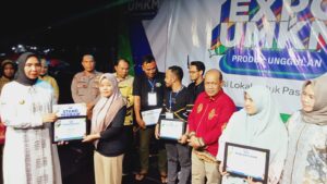 Fitriany Farhas.AP Pj Bupati Nagan Raya Serahkan Penghargaan Kepada Juara I Hasil Perlombaan Memasak. 