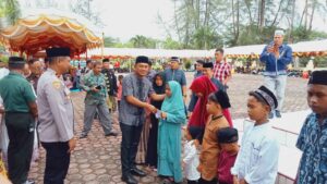 Ketua DPRK Nagan Raya Jhoniadi. SE. M. SI Menyerahkan Santunan Anak Yatim. 