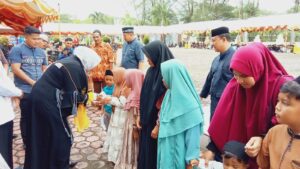 Pj Bupati Nagan Raya Fitriany Farhas. AP. S. Sos. M. Si Menyarahkan Santunan Anak Yatim. 