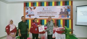 Kadisbudparpora yang fidampingi Kabid Pemuda Membeti Kit kegiatan Secara Simbolis Kepada Peserta 