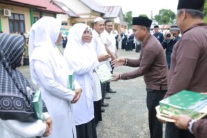 Sekda Nagan Raya Ir. H. Ardimartha juga menyerahkan penghargaan dan cendera mata kepada pensiunan dan ahli waris Kemenag Nagan Raya secara simbolis.