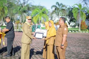 Penjabat (Pj) Bupati Nagan Raya Fitriany Farhas, AP., S.Sos., M.Si. Serah Penghargaan Kepada Sejumlah PNS di Lingkup Pemkab Nagan Raya. 