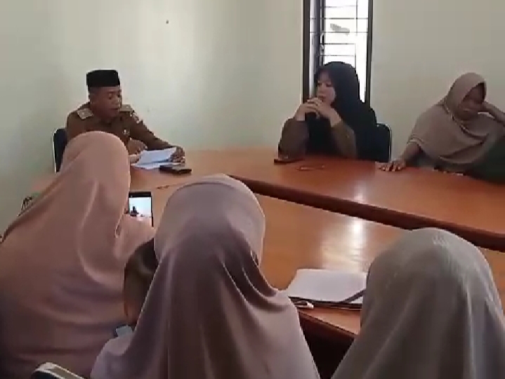 Diduga Tidak Tepat Sasaran Puluhan Emak mak Datangi Ke Kator Keuchik Mempertanyakan Bantuan CSR Dari PT. BEL