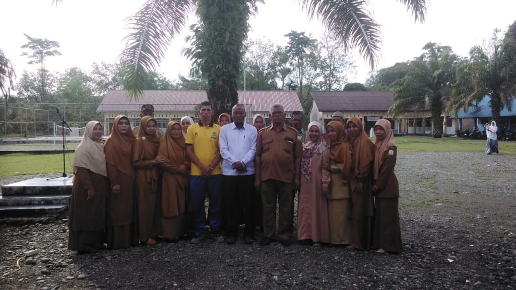 Usai Upacara Kepala Sekolah Bersama Dewan Guru dan Pembina Upacara Photo Bersama di Halaman Sekolah SMA N2 Beutong 