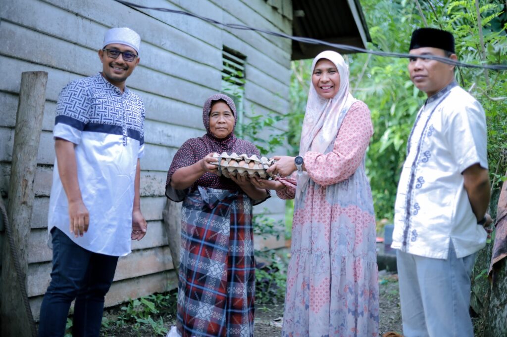 Pj Bupati Nagan Raya Fitriany Farhas.AP .S. Sos. M. SI Yang Didampingi Camat Seunagan Timur Ns. Salviar Evi. M. Hkes Menyerahkan Bantuan untuk Warga Fakir dan Miskin 