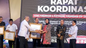 Kepala BPKP Aceh Berikan Penghargaan Kepada Pj Bupati Nagan Raya.