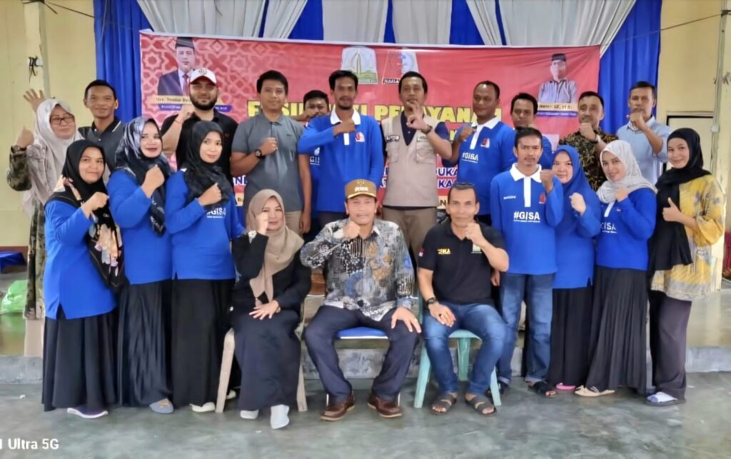 Camat Darul Makmur Photo Bersama dengan Petugas Disdukcapil Nagan Raya