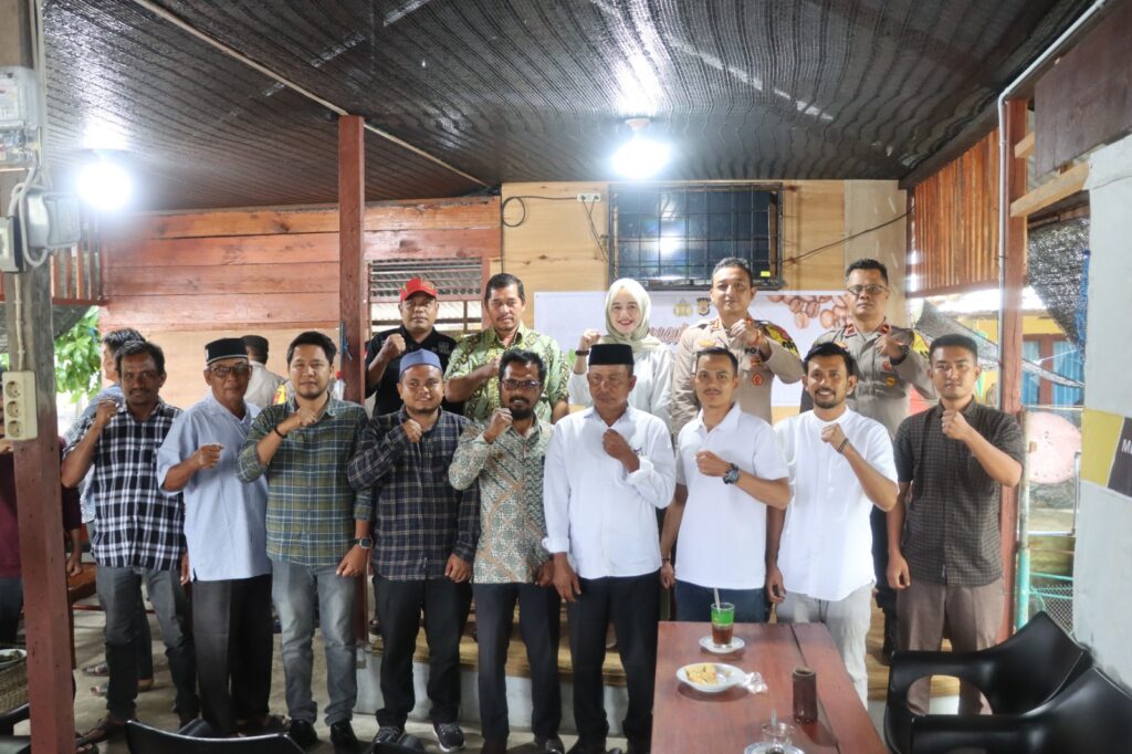 Puluhan Keuchik Dalam Kecamatan Seungan Timur Bersama Tokoh Masyarakat Gelar Photo Bersama Dengan Kapolres Nagan Raya 