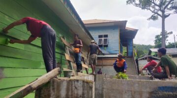 Bukti Keseriusan Satgas TMMD dan Warga, Rehab Bale Adat Kampung Kendawi Hampir Rampung