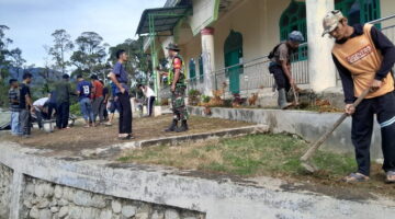 Babinsa Koramil 09/Putri Betung Bersama Warga Bersihkan Seputaran Masjid Guna Tingkatkan Kebersihan