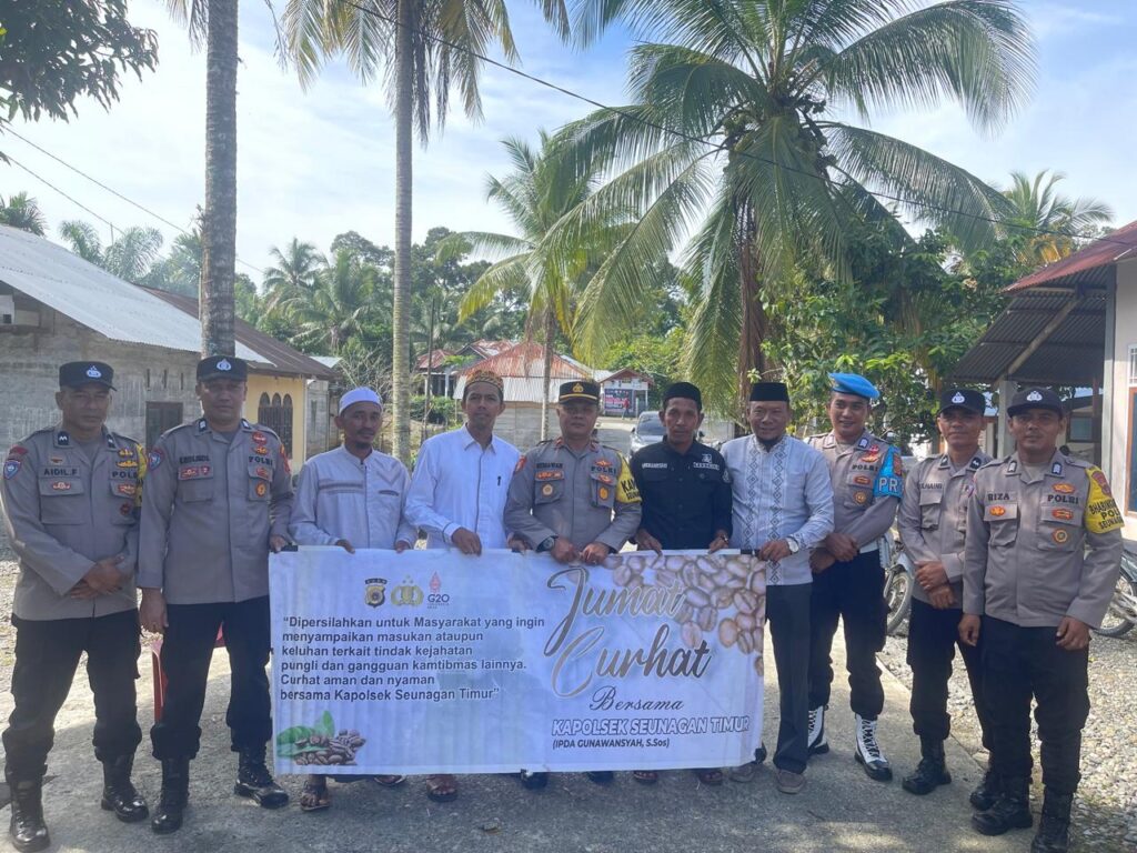 Kapolsek Seunagan Timur IPDA Gunawansyah.S.Sos. Photo Bersama Dengan Keuchik dan Masyarakat.