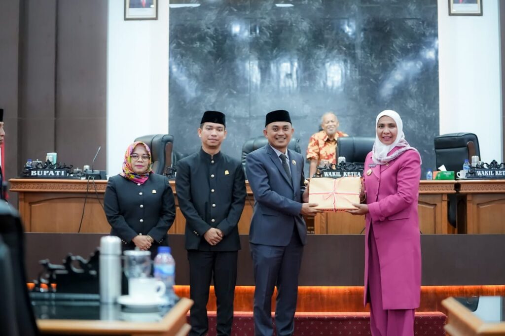 Ketua DPRK Nagan Raya di Dampingi Dua Wakil Pimpinan Menerima Penyampaian Pertanggung jawaban Pelaksanaan APBK Nagan Raya Tahun Anggaran 2023 Dari PJ Bupati 