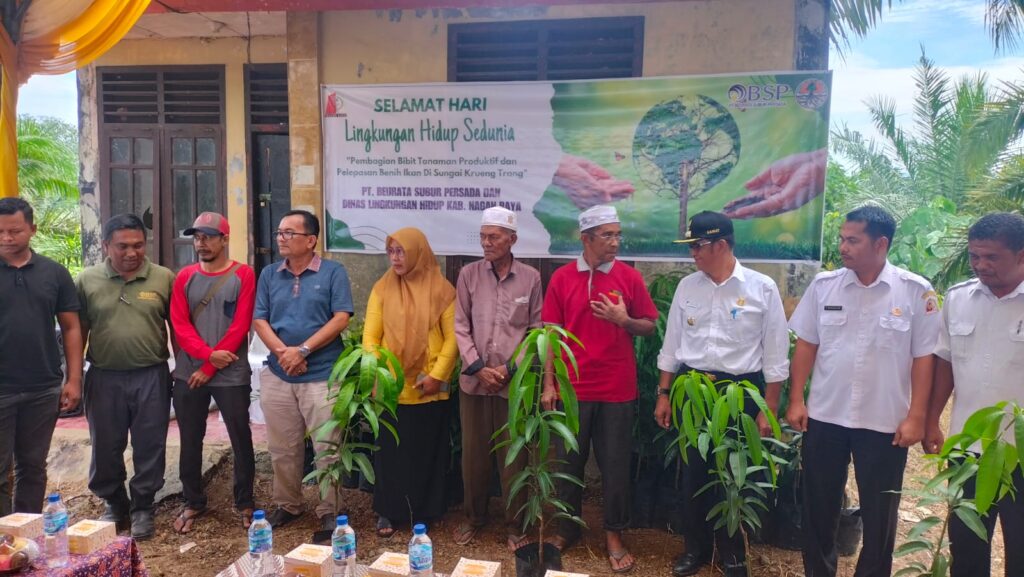 Usai Kegiatan Photo Bersama Manajer PT BSP Ardiansyah Muktar Lubis, KTU M.Riki Armayanda, Karyawan PT BSP, Sekretaris DLH Nagan Raya Raja Usman,S.Pd.M.Pd . Para Muspika Kecamatan Tadu Raya dan Kuala serta masyarakat sekitar.