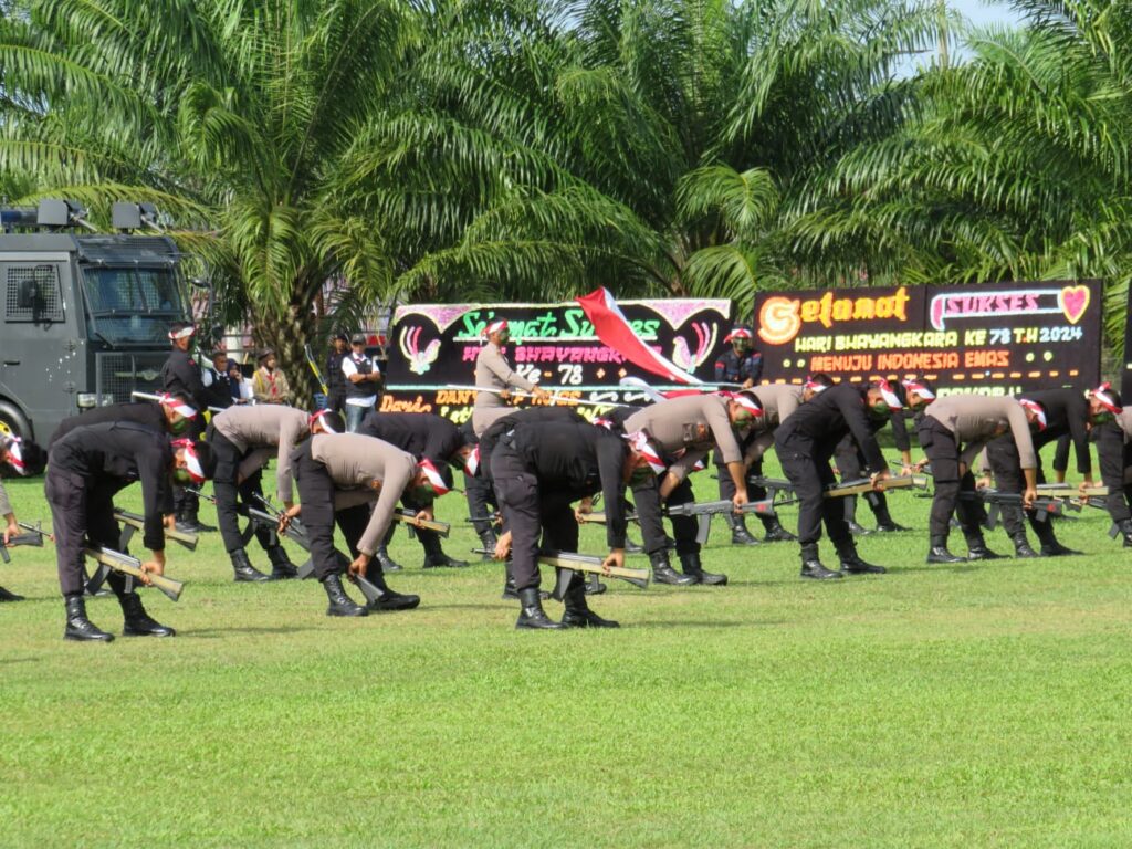 Personil Brimob bersama Personel Polres Nagan Raya Gelar Antraksi Bongkar Pasang Senjata