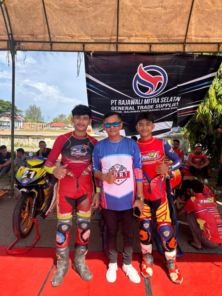 Bos Adam Depok Bersama Pembalap Racing Team di Arena Sirkuit Jalan Teuku Umar Meulaboh 