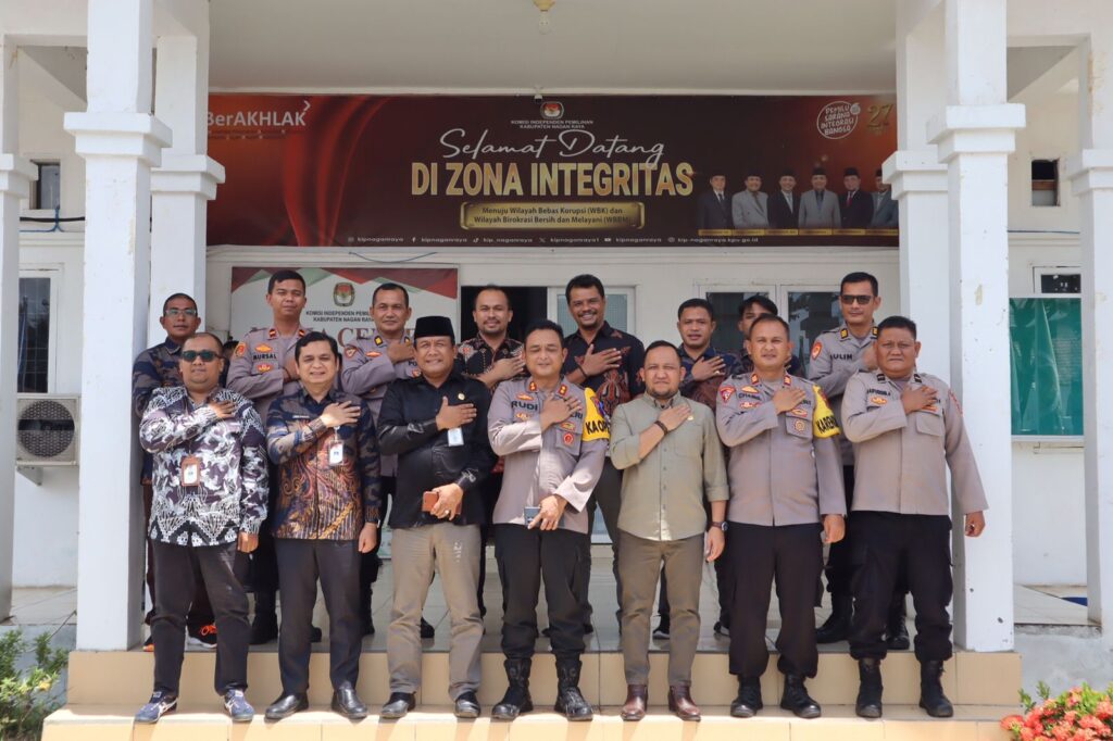 Kapolres Nagan Raya Bersama Komisioner KIP Dan Komisioner Panwaslih Gelar Photo Bersama 