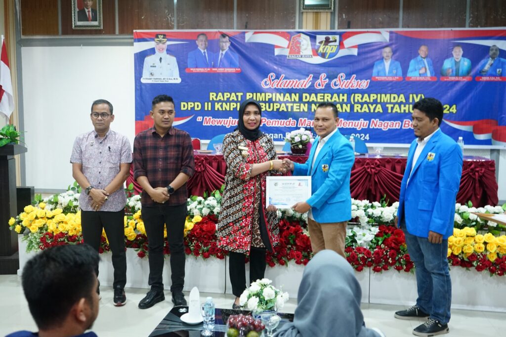 Ketua DPD KNPI Nagan Raya Banta Diman Berikan Sertifikat Penghargaan Kepada PJ Bupati 