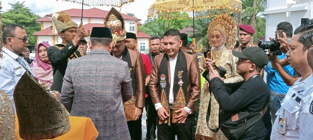 Pasalon JOZ Diterima langsung oleh Ketua KIP Nagan Raya dan memakai Kupiyah Meukeutop 