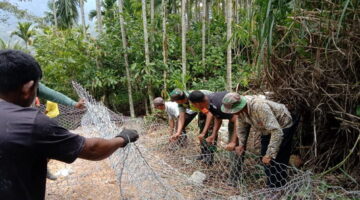 Babinsa Koramil 09/Putri Betung Hadir untuk membantu warga dalam kegiatan Gotong-Royong