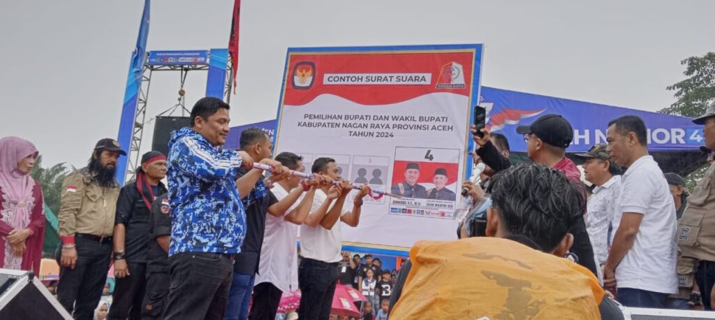 Calon Bupati dan Calon Wakil Bupati Nagan Raya Provinsi Aceh Jonniadi -Zaini Mantri Doi Nomor Urut 4 memberikan Contoh Cara Coblos Kertas Suara.