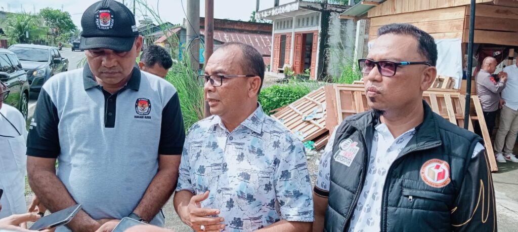 Ketua KIP Nagan Raya Danda Runtala yang didampingi Anggota Komisioner Tantawi Usman.SH.M.Si dan Ketua Panwaslih Nagan Raya 