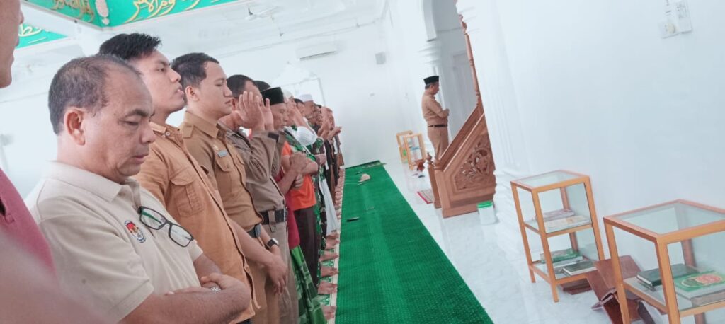 Shalat Ashar Berjamaah . PJ Bupati Nagan Raya Bertindak Jadi Imam.