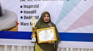 Kepala Dan Dua Guru MIN 2 Bener Meriah Terima Anugrah Prestasi Dari Kanwil Kemenag Provinsi Aceh