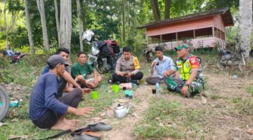 Memonitor Perkembangan Situasi Wilayah Babinsa Koramil 10/PC Melaksanakan Komsos Dengan Masyarakat Desa Binaan