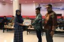 Penyerahan Piagam Penghargaan dari Dekan FKIP USM Dr. Jalaluddin, M.Pd kepada Pemateri Prof. Dr. Rahma Dewi, M.Pd (dok Humas USM)