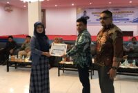 Penyerahan Piagam Penghargaan dari Dekan FKIP USM Dr. Jalaluddin, M.Pd kepada Pemateri Prof. Dr. Rahma Dewi, M.Pd (dok Humas USM)