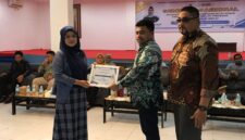 Penyerahan Piagam Penghargaan dari Dekan FKIP USM Dr. Jalaluddin, M.Pd kepada Pemateri Prof. Dr. Rahma Dewi, M.Pd (dok Humas USM)