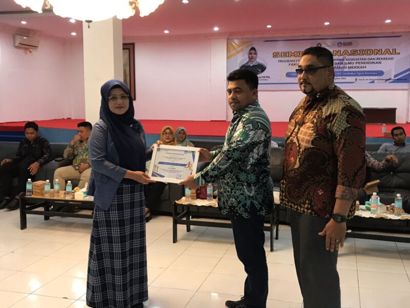 Penyerahan Piagam Penghargaan dari Dekan FKIP USM Dr. Jalaluddin, M.Pd kepada Pemateri Prof. Dr. Rahma Dewi, M.Pd (dok Humas USM)