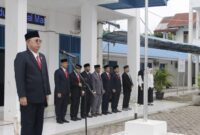 Rektor USM Dr. Teuku Abdurahman, SH., Sp.N., bertidak selaku Inspektur Upacara Hari Pahlawan di kampus USM. (dok humas usm)