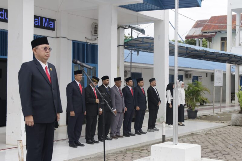 Rektor USM Dr. Teuku Abdurahman, SH., Sp.N., bertidak selaku Inspektur Upacara Hari Pahlawan di kampus USM. (dok humas usm)