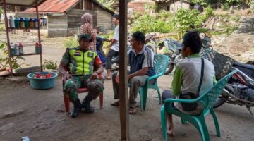 Babinsa Koramil 09/Putri Betung Melaksanakan Kegiatan Komsos Bersama Masyarakat Desa Binaan