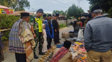 Pantau Situasi Pasar Tradisional Babinsa Pos Ramil Dabun Gelang Koramil 03/Bkj Komsos dengan Pembeli dan Pedagang