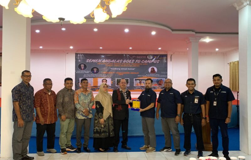 Foto bersama Pimpinan USM dan Perwakilan PT. SBA (dok Humas USM)