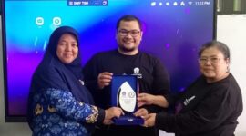 Dr. Widiasih, M.Pd didampingi Dr. Juli Firmansyah, M.Pd menyerahkan cenderamata kepada Guru SDN Taman Pagelaran Bogor 