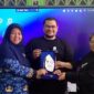 Dr. Widiasih, M.Pd didampingi Dr. Juli Firmansyah, M.Pd menyerahkan cenderamata kepada Guru SDN Taman Pagelaran Bogor 