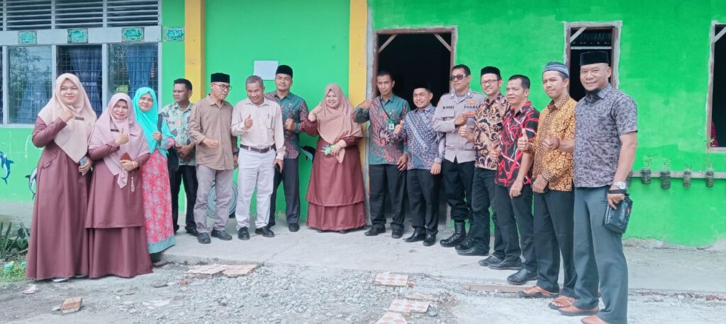 Ali Sadikin Anggota DPRK Nagan Raya Aceh Fraksi Partai Gerindra Photo Bersama Para Komite Madrasah Kepala Madrasah dan Dewan Guru Usai Pemotongan Pita Tanda Resmi Gedung Sekolah Madrasah 