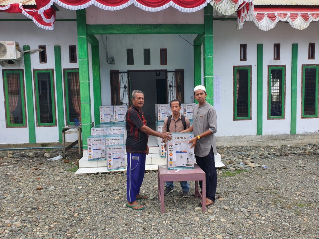 Kades Cot Manyang Kecamatan Seunagan Timur Kabupaten Nagan Raya Serahkan Bantuan Somprot Untu Masyarakat 