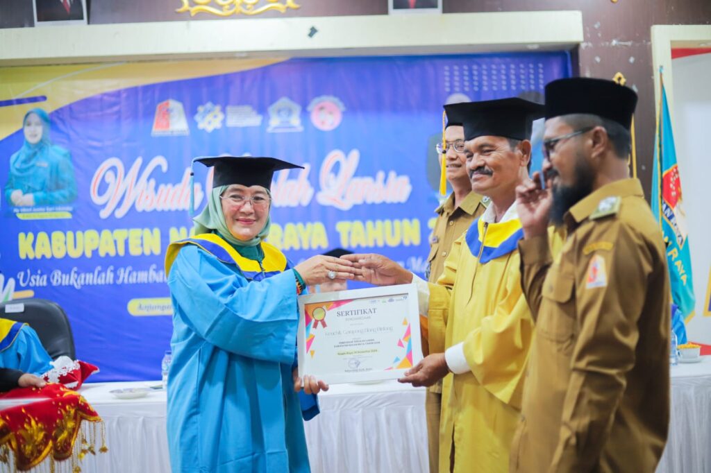 Kepala Perwakilan BKKBN Provinsi Aceh, Safrina Salim, SKM., M.Kes. Serahkan Sertifikat Kepada Keuchik Blang Bintang Zulkarnaini Juga Siswa Lansia.