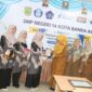 Penyerahan buku dari dosen Prodi Pendidikan Bahasa Inggris USM Kepada Guru SMP Negeri 14 Kota Banda Aceh 