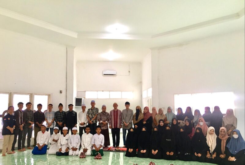 Foto bersama Dosen, Mahasiswa FAI USM dan Anak Yatim (dok Humas USM)