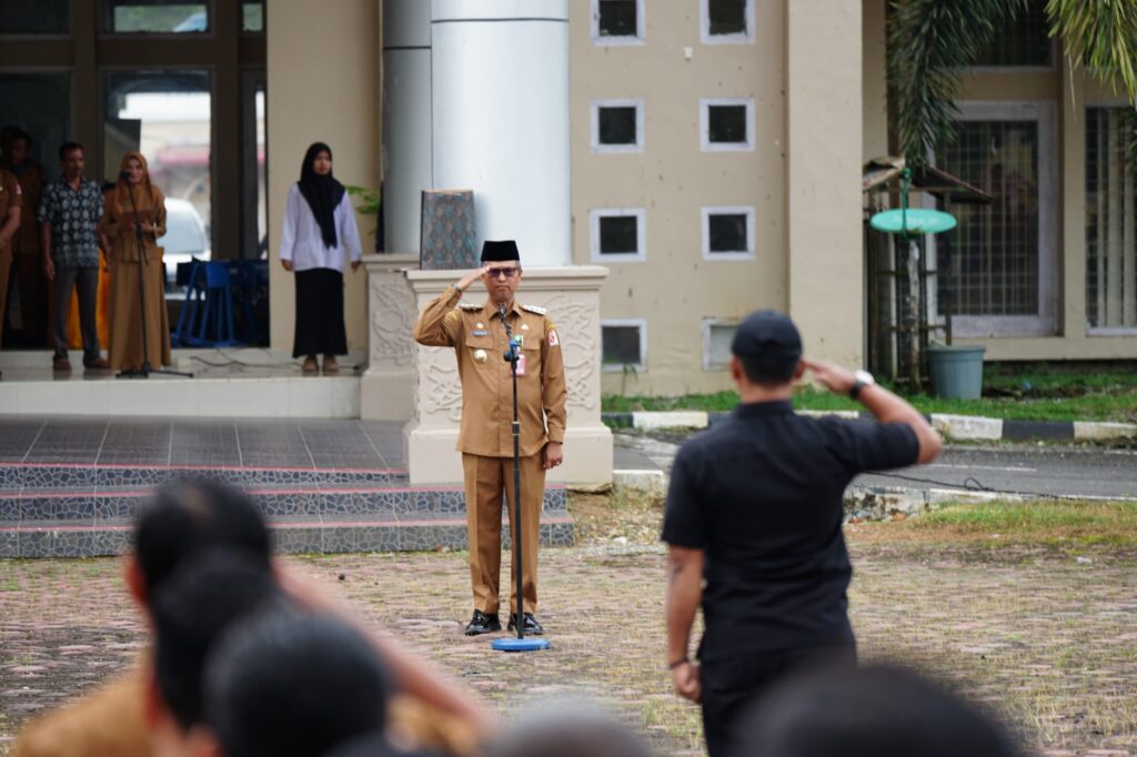 Penjabat (Pj.) Bupati Nagan Raya, Provinsi Aceh, Dr. Iskandar, AP., memimpin apel gabungan perdana tahun 2025