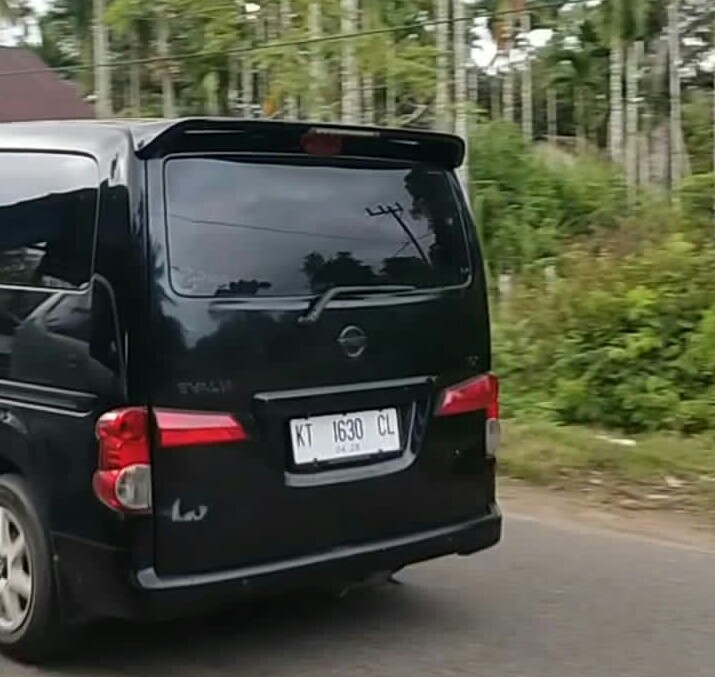 Mengunakan mobil ALFAT dengan nomor Plat Posisi KT.1630 CL. Warna Hitam