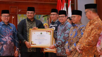 Azwardi AP Terima Penghargaan PPG-PAI dari Kemenag RI, Bukti Dedikasi Aceh Barat